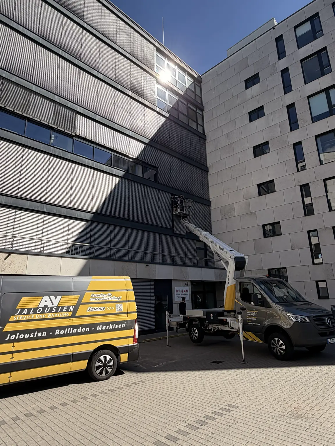AY-Servicefahrzeug und Arbeitsbühne beim Einsatz