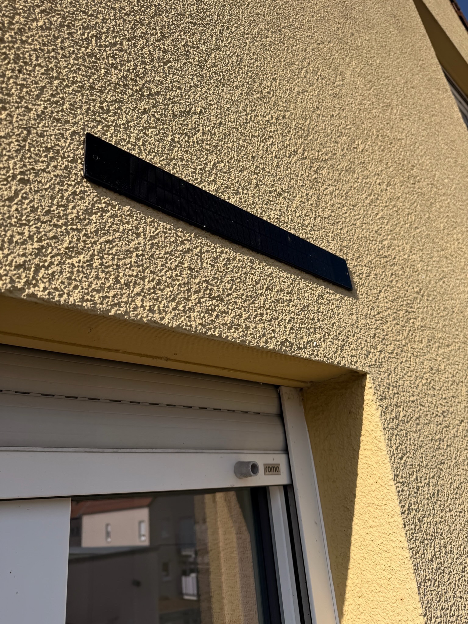 Rollladen mit Solarantrieb an einem Gebäude
